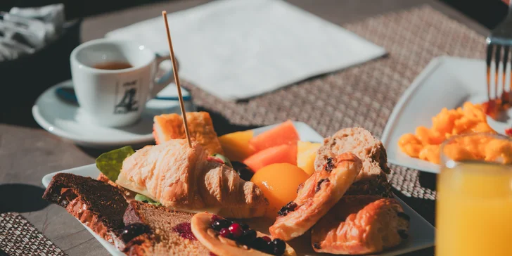 Lago di Garda: 4* hotel s bazénom a panoramatickou terasou hneď pri jazere, strava v cene