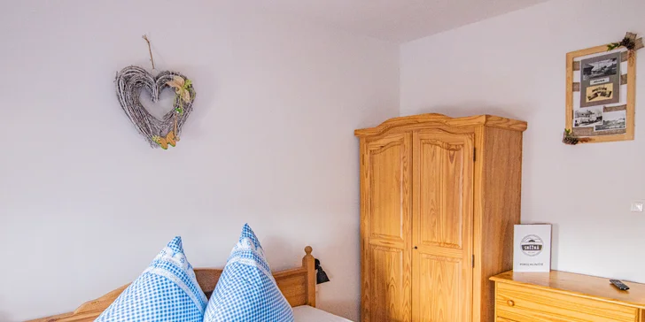 Pobyt v pravej šumavskej drevenici pre pár aj rodinu: raňajky alebo polpenzia