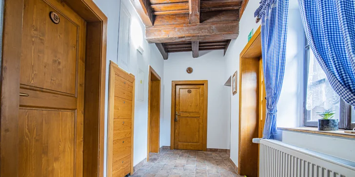 Pobyt v pravej šumavskej drevenici pre pár aj rodinu: raňajky alebo polpenzia