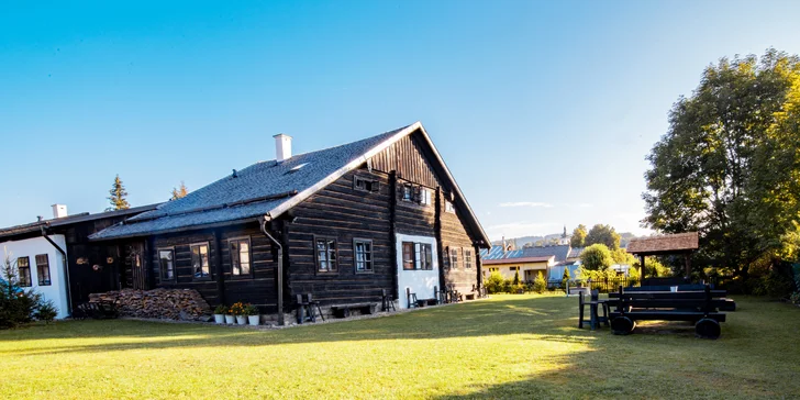 Pobyt v pravej šumavskej drevenici pre pár aj rodinu: raňajky alebo polpenzia