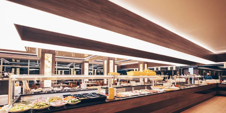 4* rodinný hotel s termálnymi kúpeľmi: polpenzia, detské ihrisko aj herňa, 300 m od pláže