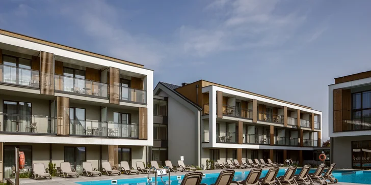 Dovolenka pri Balte pre páry aj rodiny: moderný rezort s wellness, bazénom a stravou, 5 min. od pláže