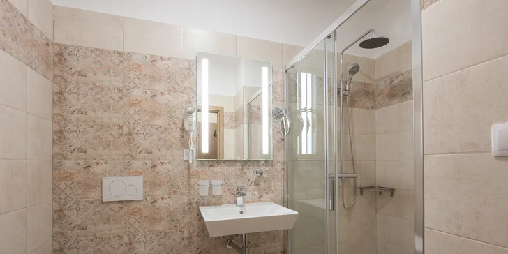 Pobyt v Telči v hoteli na námestí: všedné dni aj víkendy, polpenzia, víno aj káva