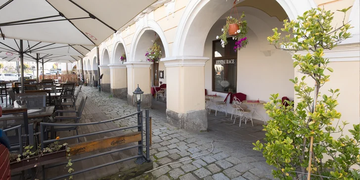 Pobyt v Telči v hoteli na námestí: všedné dni aj víkendy, polpenzia, víno aj káva
