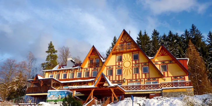 Horský relax pod Lysou horou: raňajky, bazén s vírivkou a bowling alebo privátne wellness