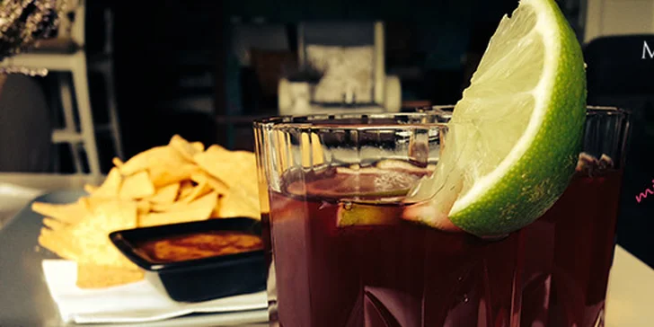 Hot Cosmopolitan pre 2 osoby a nachos s omáčkou podľa výberu