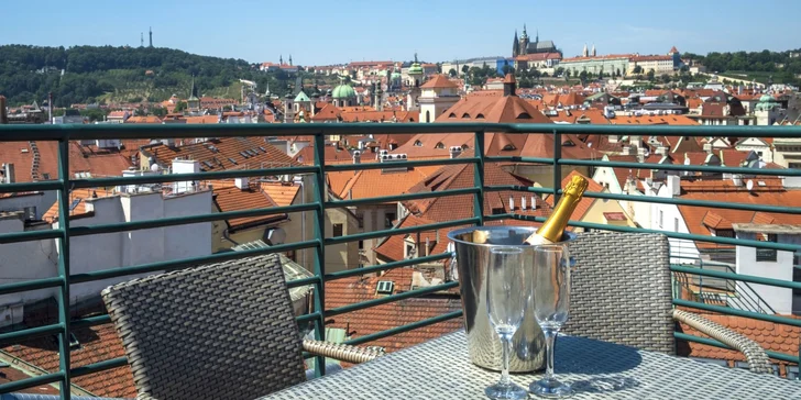 Oddychový pobyt pre dvoch v Starom Meste: 4* ubytovanie s raňajkami a prechádzky Prahou