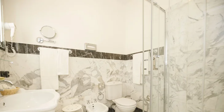 Oddychový pobyt pre dvoch v Starom Meste: 4* ubytovanie s raňajkami a prechádzky Prahou