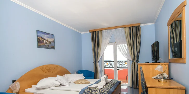 Leto v Dalmácii: hotel 2 minúty od pláže, strava, bazén a 2 deti zdarma