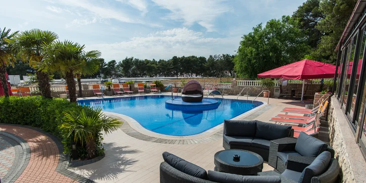 Leto v Dalmácii: hotel 2 minúty od pláže, strava, bazén a 2 deti zdarma