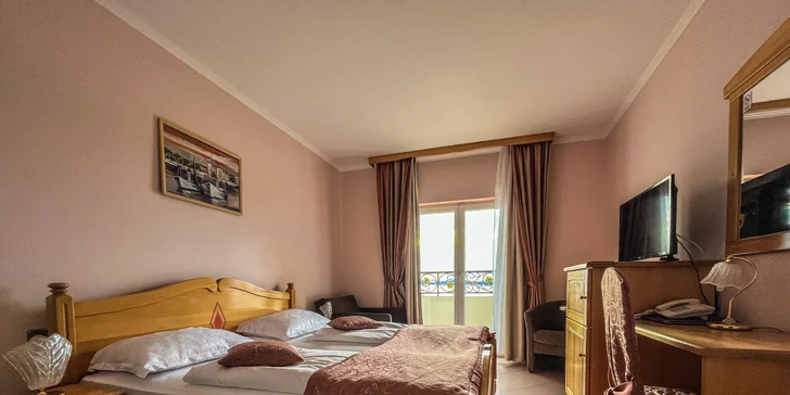 Leto v Dalmácii: hotel 2 minúty od pláže, strava, bazén a 2 deti zdarma