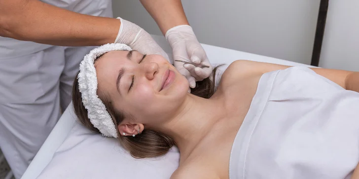 Dermaplaning: Odstránenie odumretých buniek a chĺpkov jemnou čepieľkou