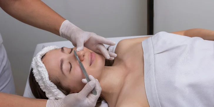 Dermaplaning: Odstránenie odumretých buniek a chĺpkov jemnou čepieľkou