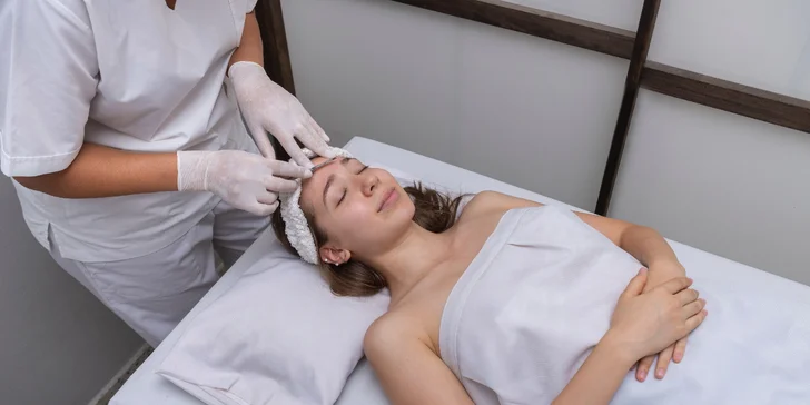 Dermaplaning: Odstránenie odumretých buniek a chĺpkov jemnou čepieľkou