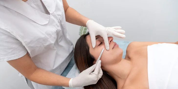 Dermaplaning: Odstránenie odumretých buniek a chĺpkov jemnou čepieľkou