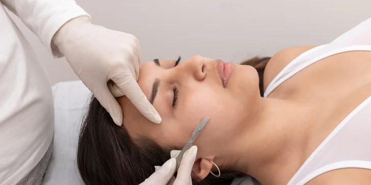 Dermaplaning: Odstránenie odumretých buniek a chĺpkov jemnou čepieľkou