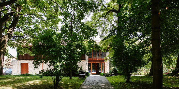 Pôvabný hotel s umením v historickom parku neďaleko Krakova s raňajkami alebo polpenziou