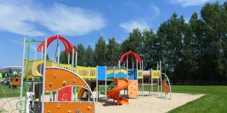 Pokojný hotel neďaleko Energylandie s raňajkami či polpenziou