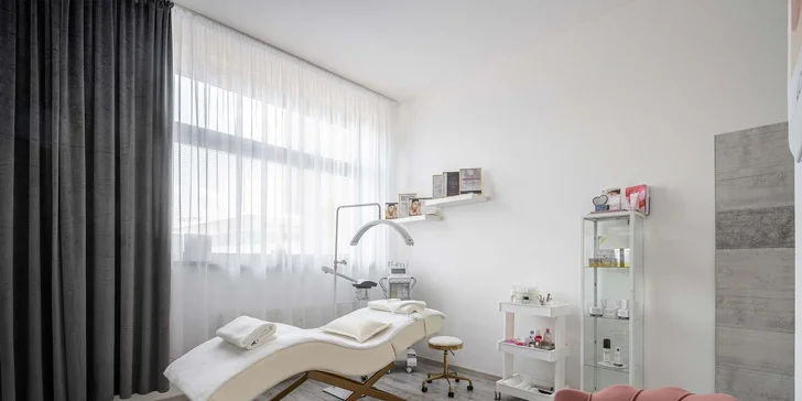 Dermaplaning: Odstránenie odumretých buniek a chĺpkov jemnou čepieľkou