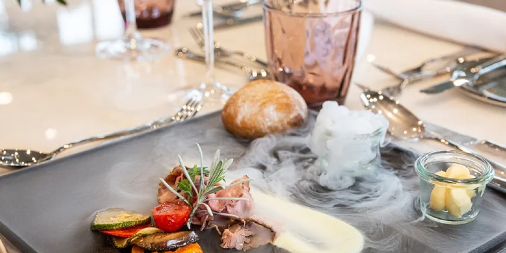 Gutensteinské Alpy: 4* zámocký hotel s raňajkami či polpenziou a wellness o rozlohe 400 m²