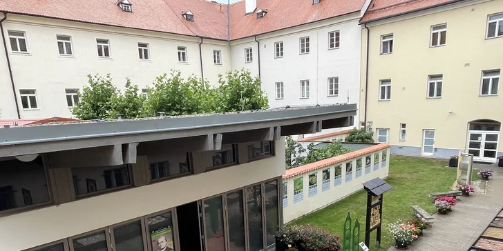 Dovolenka v Zámockom hoteli Lednice: terasa s výhľadom na zámok, raňajky alebo polpenzia a víno