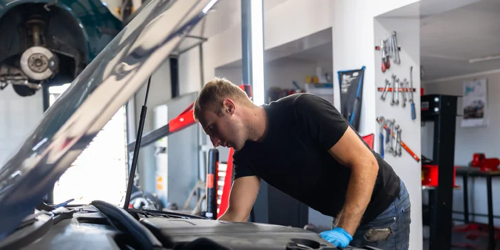 Výmena oleja a filtrov vo vašom aute: materiál v cene alebo vlastný