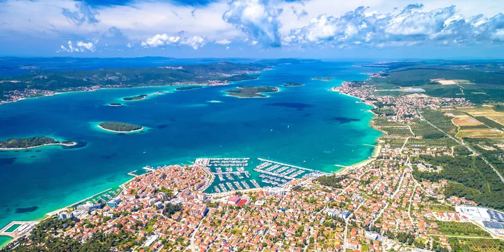 Pohodová dovolenka v Dalmácii: 4* hotel v prístave, raňajky, bazén, dieťa do 5,9 rokov zdarma