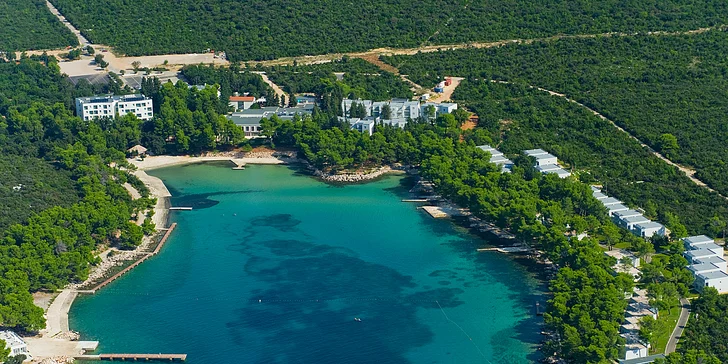 Pohodová dovolenka v Dalmácii: 4* hotel v prístave, raňajky, bazén, dieťa do 5,9 rokov zdarma