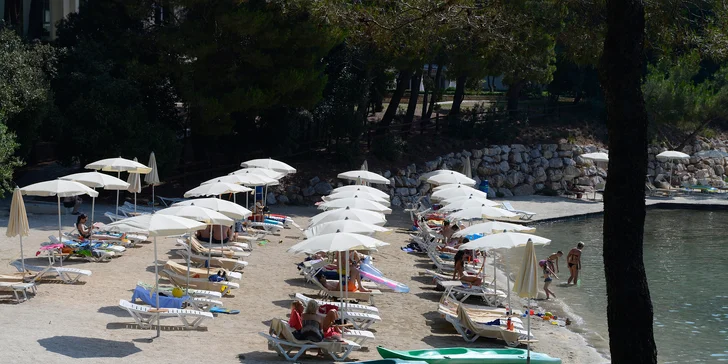 Pohodová dovolenka v Dalmácii: 4* hotel v prístave, raňajky, bazén, dieťa do 5,9 rokov zdarma