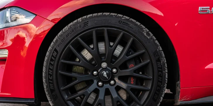 Legendárny FORD MUSTANG GT 5.0 V8: Jazda v premávke ako vodič alebo spolujazdec až v 3 mestách
