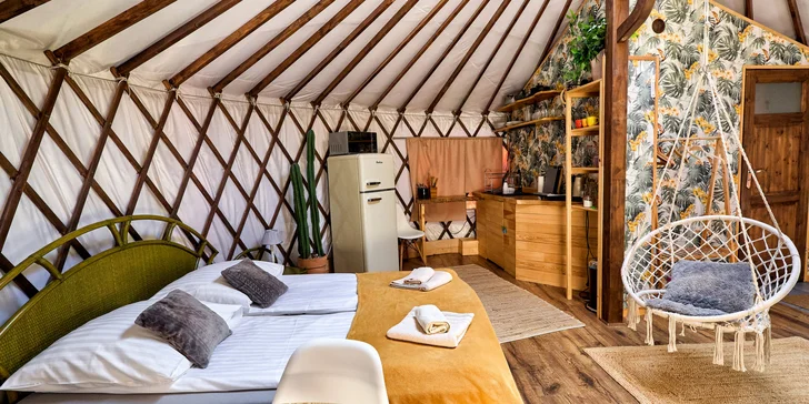 Havaj alebo africké safari v poľskom glampe: luxusné jurty pre 5 osôb s kuchyňou a privátnou vírivkou