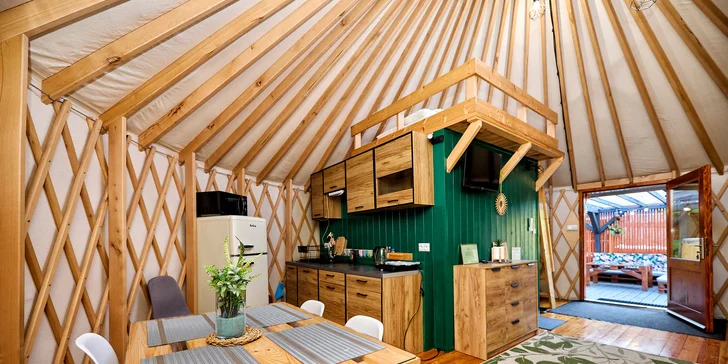 Havaj alebo africké safari v poľskom glampe: luxusné jurty pre 5 osôb s kuchyňou a privátnou vírivkou