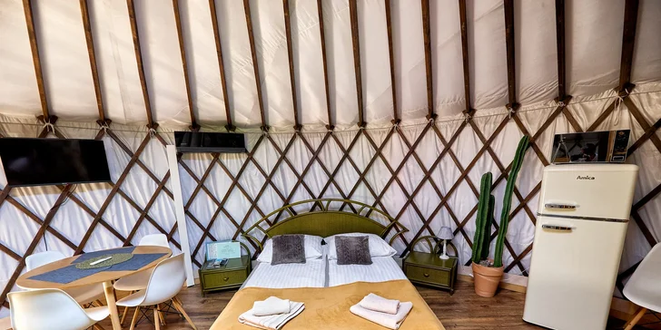 Havaj alebo africké safari v poľskom glampe: luxusné jurty pre 5 osôb s kuchyňou a privátnou vírivkou
