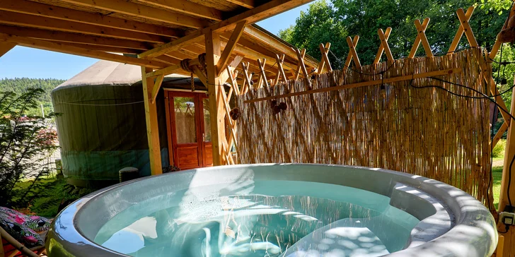 Havaj alebo africké safari v poľskom glampe: luxusné jurty pre 5 osôb s kuchyňou a privátnou vírivkou