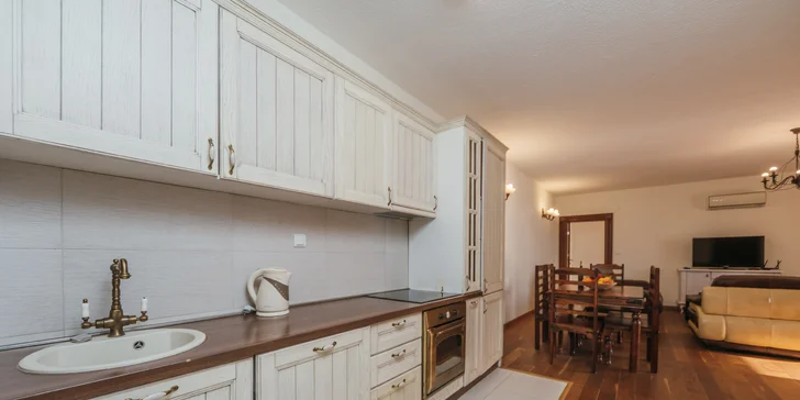 Dovolenka v Čiernej Hore: apartmány s bazénom cca 150 m od pláže