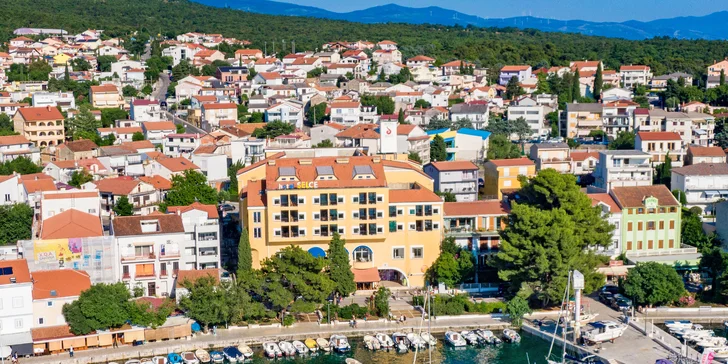 Crikvenická riviéra: hotel blízko pláží, polpenzia vrátane nápojov
