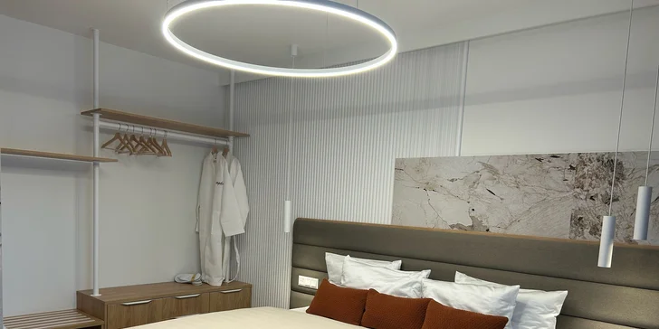 Letná dovolenka ako z katalógu: Slnečné jazerá a hotel s vlastnou plážou, krytým bazénom aj polpenziou
