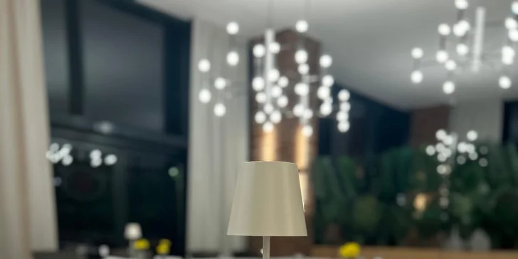 Letná dovolenka ako z katalógu: Slnečné jazerá a hotel s vlastnou plážou, krytým bazénom aj polpenziou