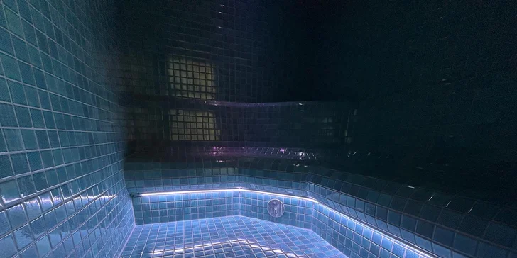 Letná dovolenka ako z katalógu: Slnečné jazerá a hotel s vlastnou plážou, krytým bazénom aj polpenziou