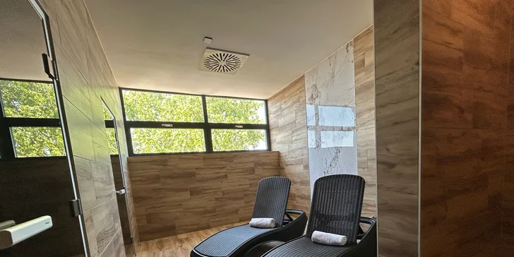 Letná dovolenka ako z katalógu: Slnečné jazerá a hotel s vlastnou plážou, krytým bazénom aj polpenziou
