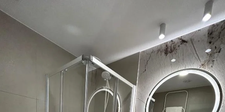 Letná dovolenka ako z katalógu: Slnečné jazerá a hotel s vlastnou plážou, krytým bazénom aj polpenziou