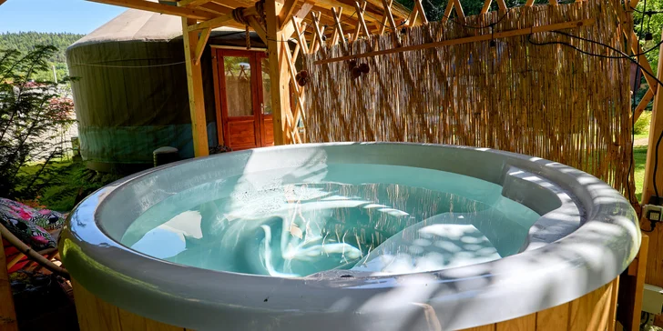 Havaj alebo africké safari v poľskom glampe: luxusné jurty pre 5 osôb s kuchyňou a privátnou vírivkou