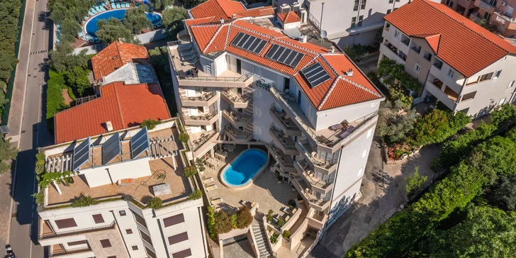 Dovolenka v Čiernej Hore: apartmány s vonkajším bazénom 200 m od pláže