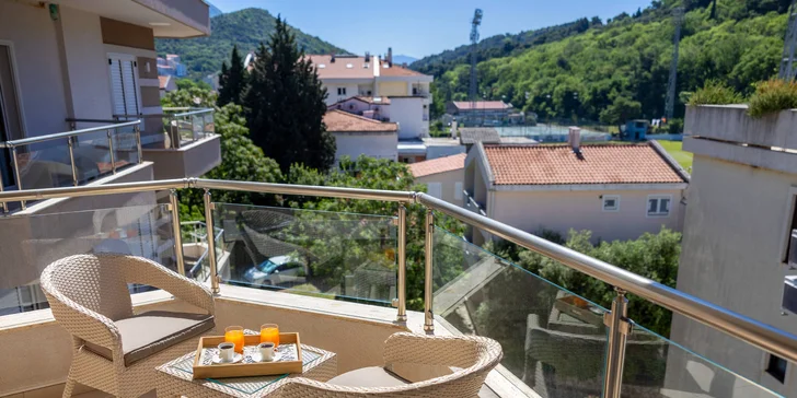 Dovolenka v Čiernej Hore: apartmány s vonkajším bazénom 200 m od pláže