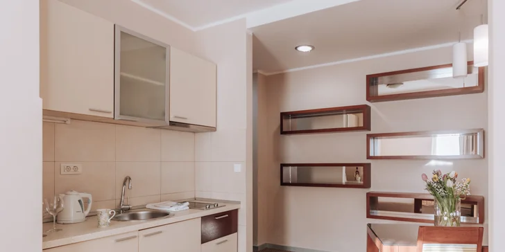 Dovolenka v Čiernej Hore: apartmány s vonkajším bazénom 200 m od pláže