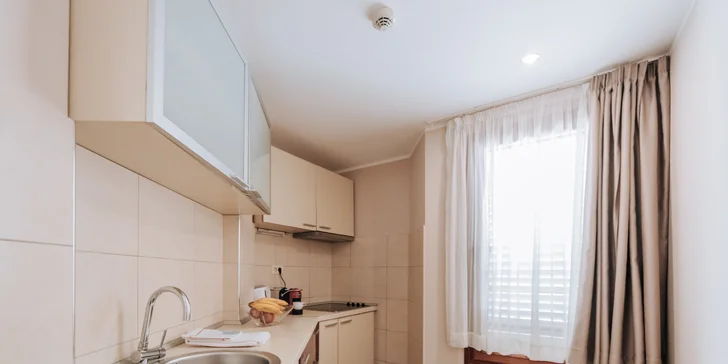 Dovolenka v Čiernej Hore: apartmány s vonkajším bazénom 200 m od pláže