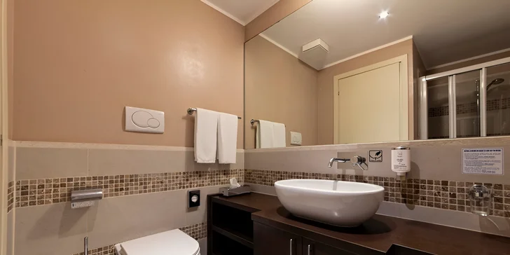 Dovolenka pri Lago di Garda: hotel s výhľadom na jazero, raňajky aj vonkajší bazén