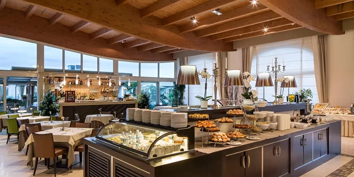 Dovolenka pri Lago di Garda: hotel s výhľadom na jazero, raňajky aj vonkajší bazén