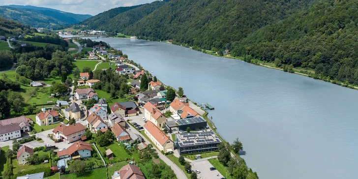 Horné Rakúsko: 4* hotel v meste Wesenufer s polpenziou plus, saunou aj fitness, vr. karty zliav
