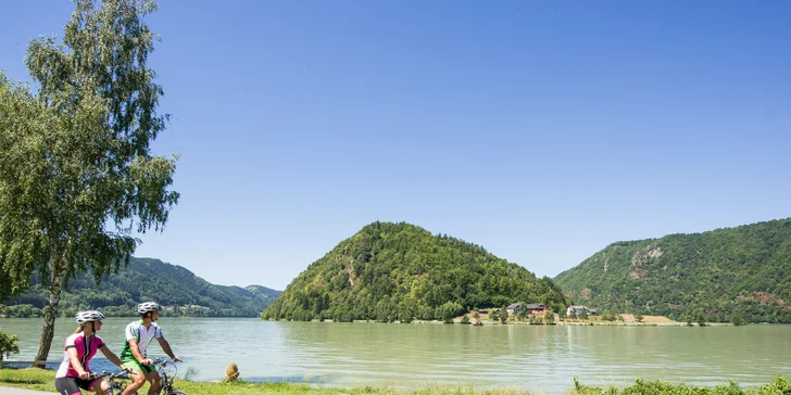Horné Rakúsko: 4* hotel v meste Wesenufer s polpenziou plus, saunou aj fitness, vr. karty zliav